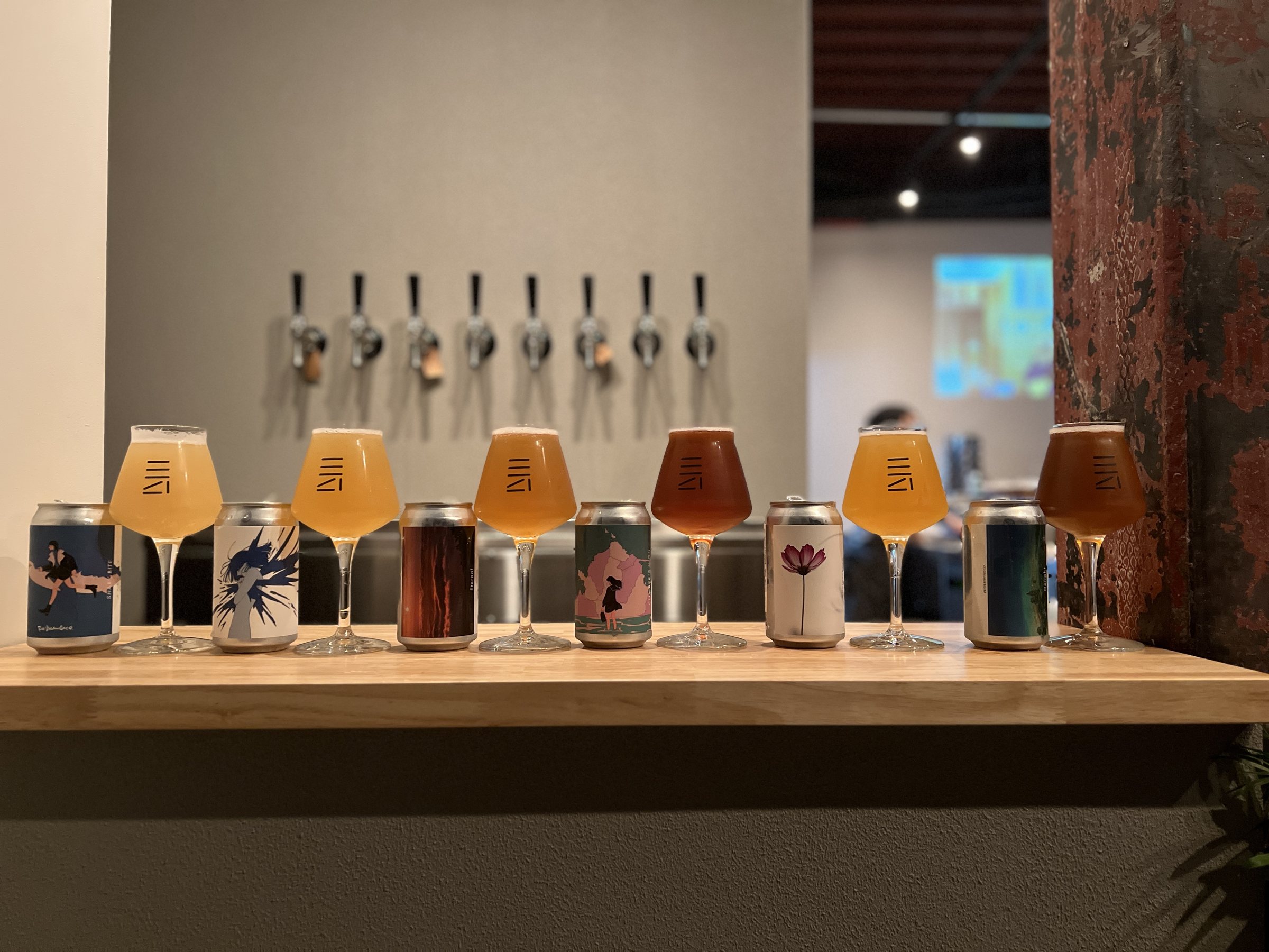 餐事のカウンターに並ぶクラフトビール